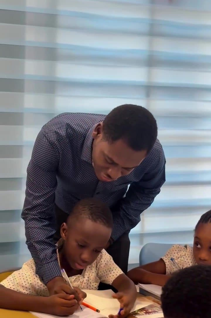 A WWIS teacher supporting a learner